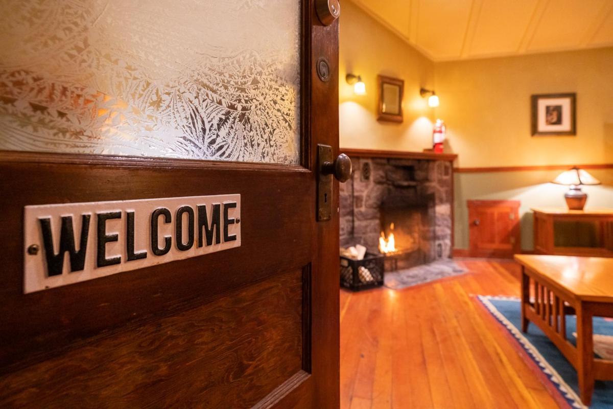 Johnston Canyon Lodge & Bungalows Castle Junction Exterior foto