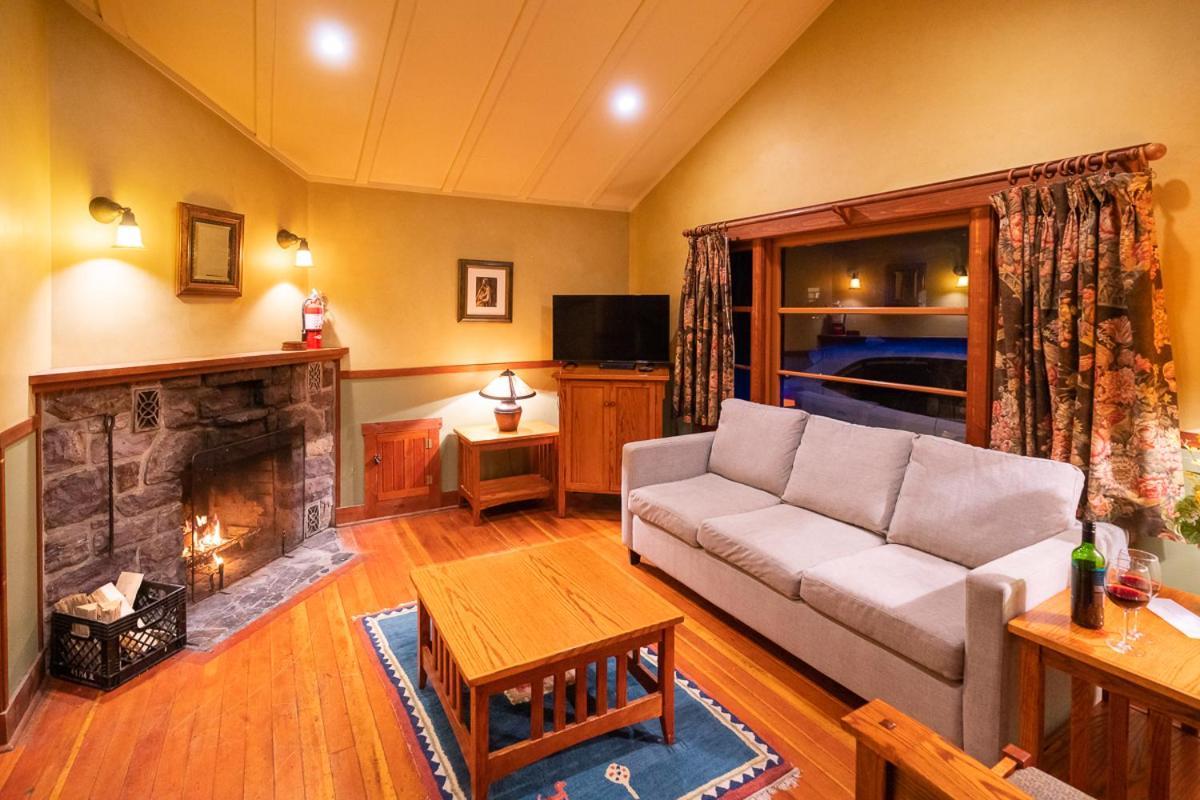 Johnston Canyon Lodge & Bungalows Castle Junction Exterior foto