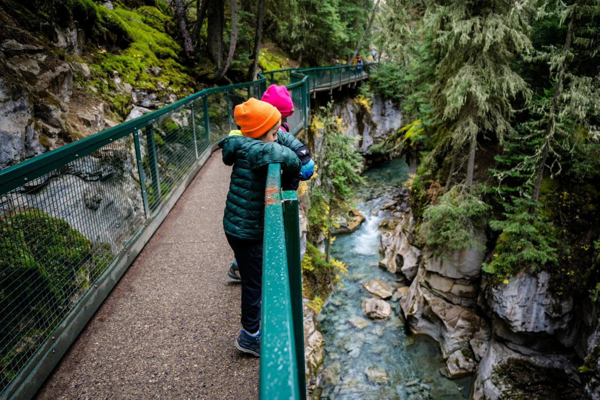 Johnston Canyon Lodge & Bungalows Castle Junction Exterior foto